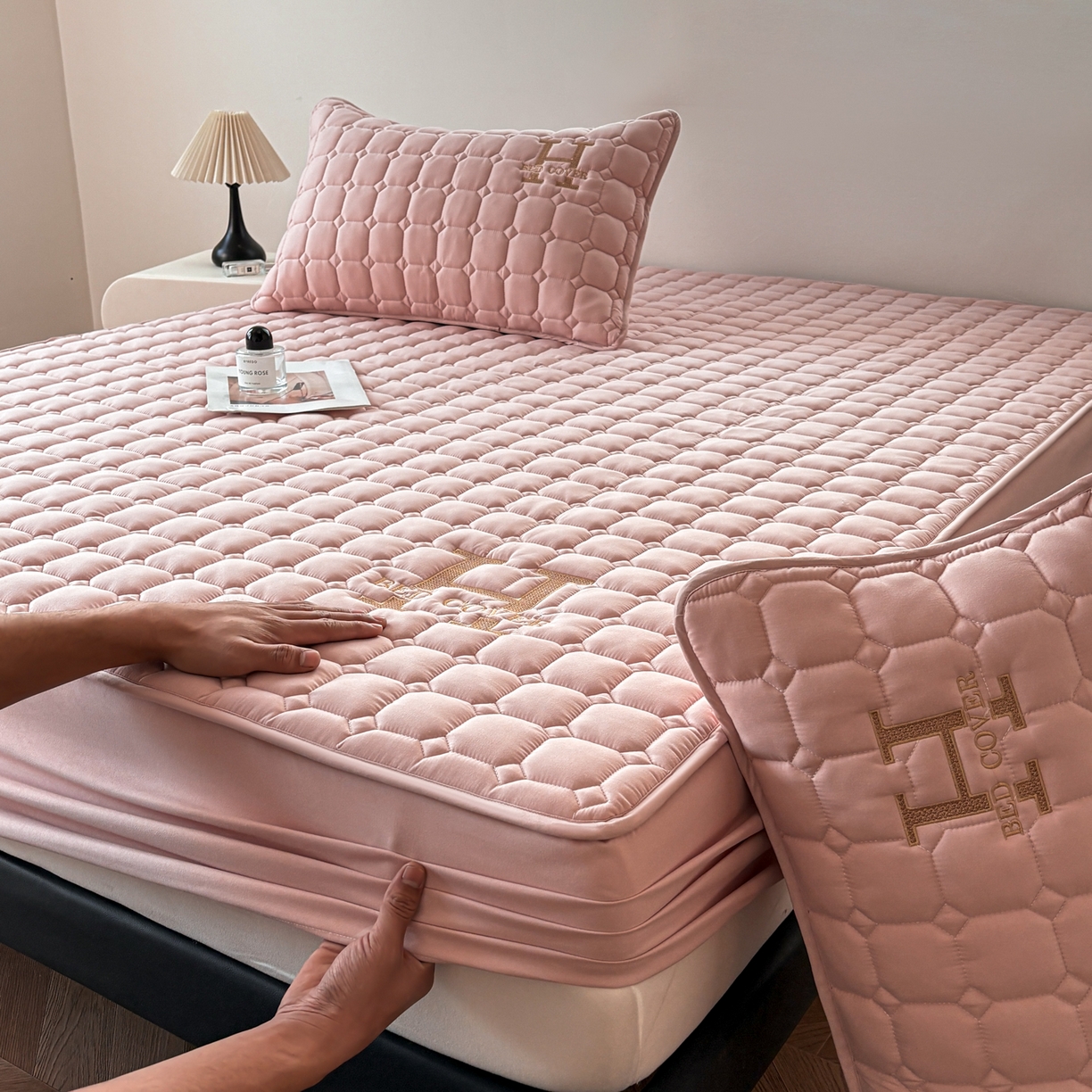 91家纺网 家纺一手货源 找家纺 居眠 2026新款H款刺绣夹棉床笠 粉色