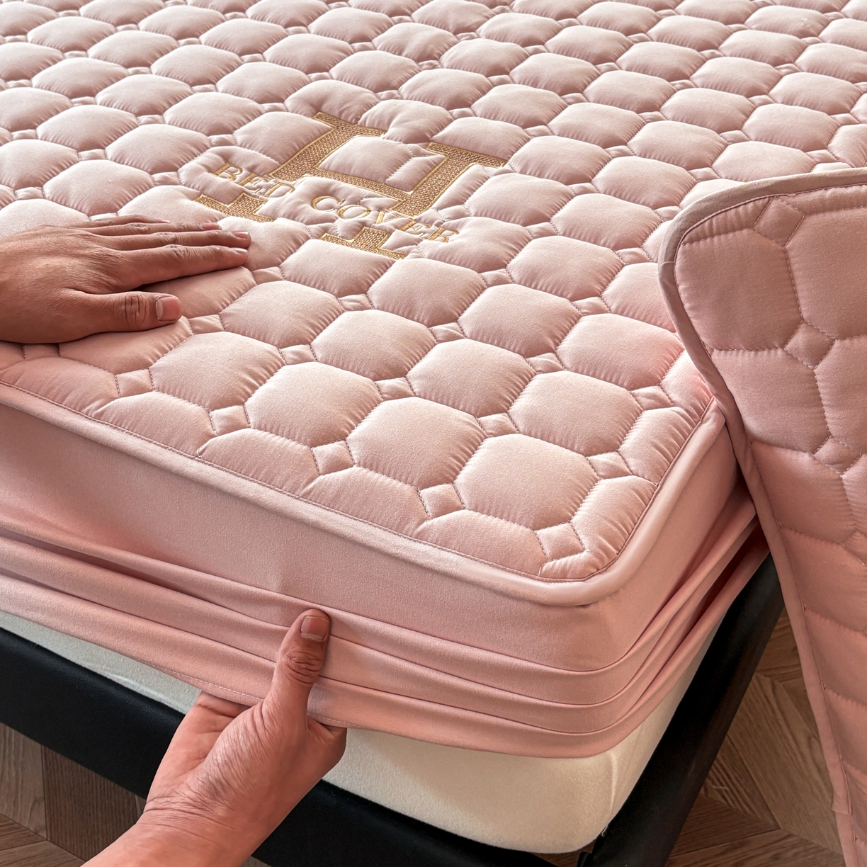 91家纺网 家纺一手货源 找家纺 居眠 2026新款H款刺绣夹棉床笠 粉色