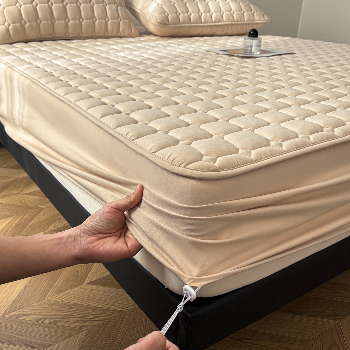 91家纺网 家纺一手货源 找家纺 居眠 2026新款H款刺绣夹棉床笠 卡其色