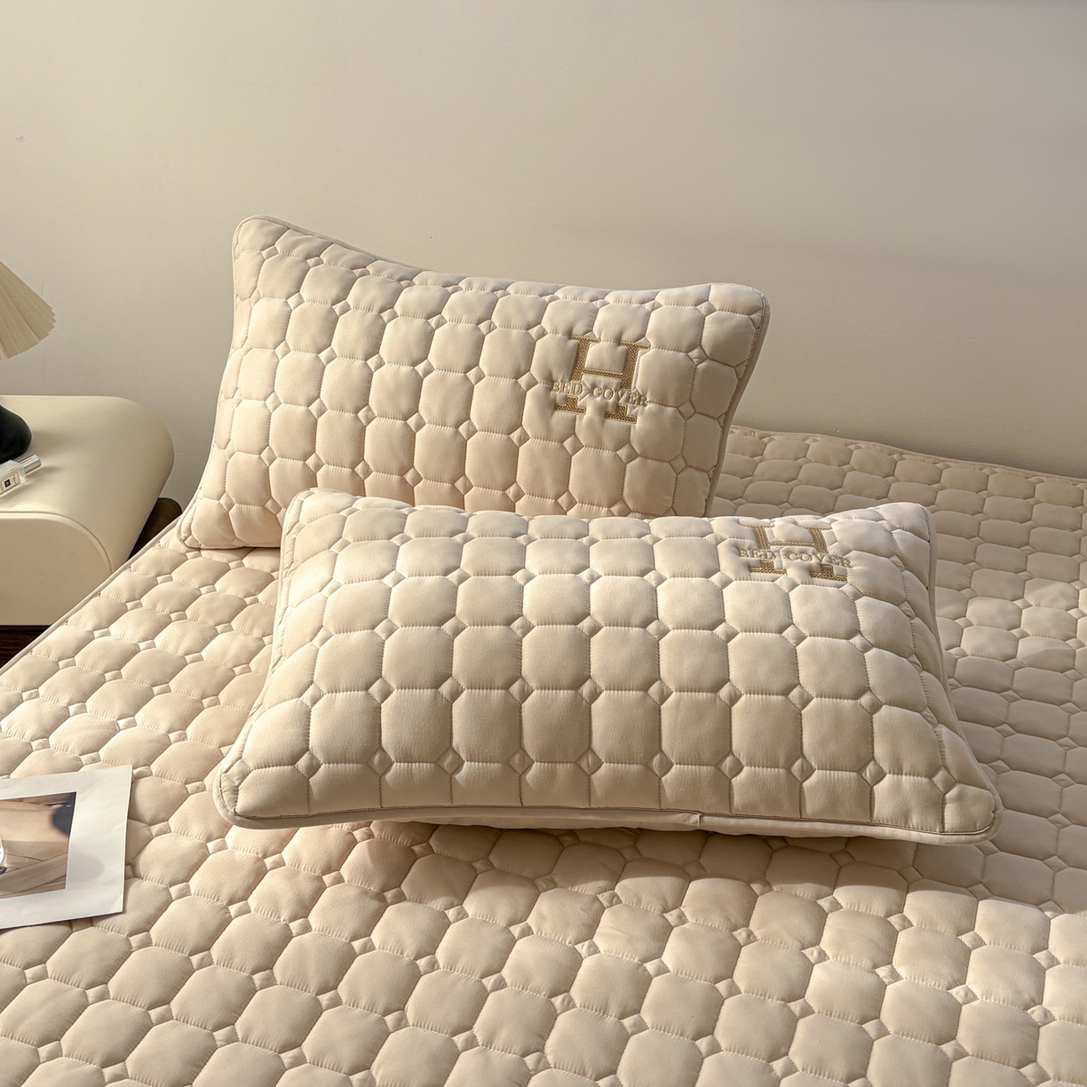 91家纺网 家纺一手货源 找家纺 居眠 2026新款H款刺绣夹棉床笠 卡其色