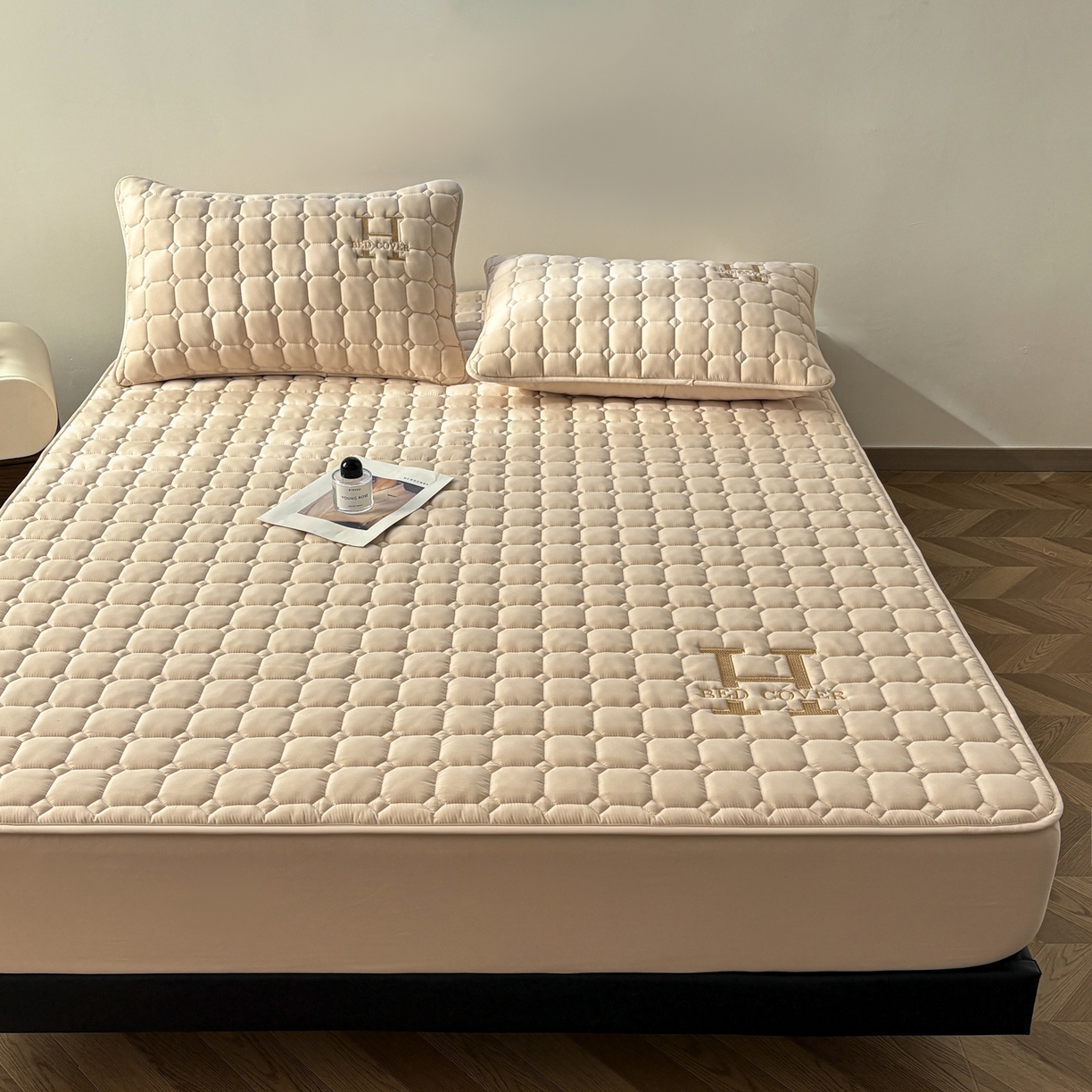 91家纺网 家纺一手货源 找家纺 居眠 2026新款H款刺绣夹棉床笠 卡其色