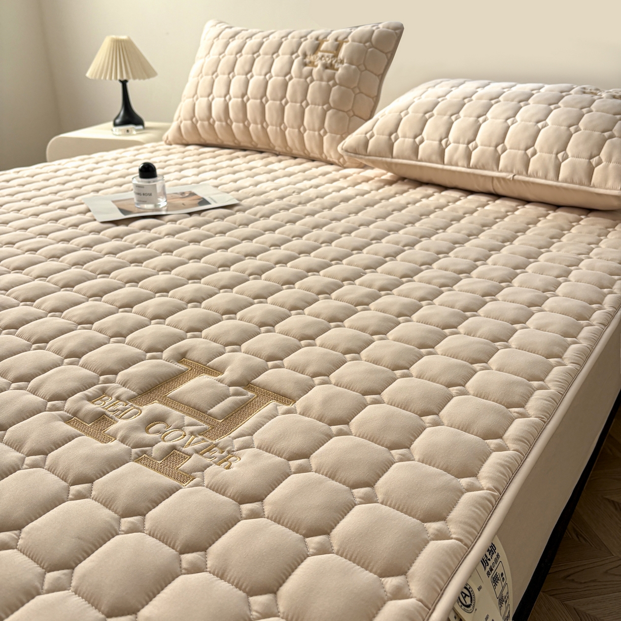 91家纺网 家纺一手货源 找家纺 居眠 2026新款H款刺绣夹棉床笠 卡其色