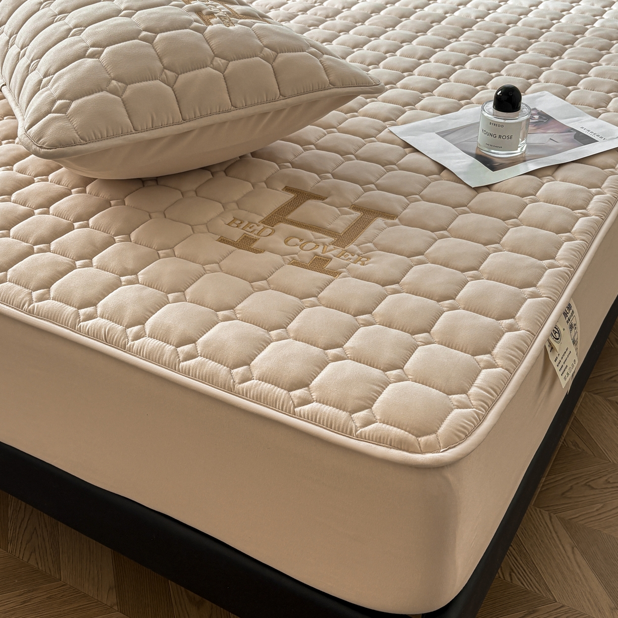 91家纺网 家纺一手货源 找家纺 居眠 2026新款H款刺绣夹棉床笠 卡其色