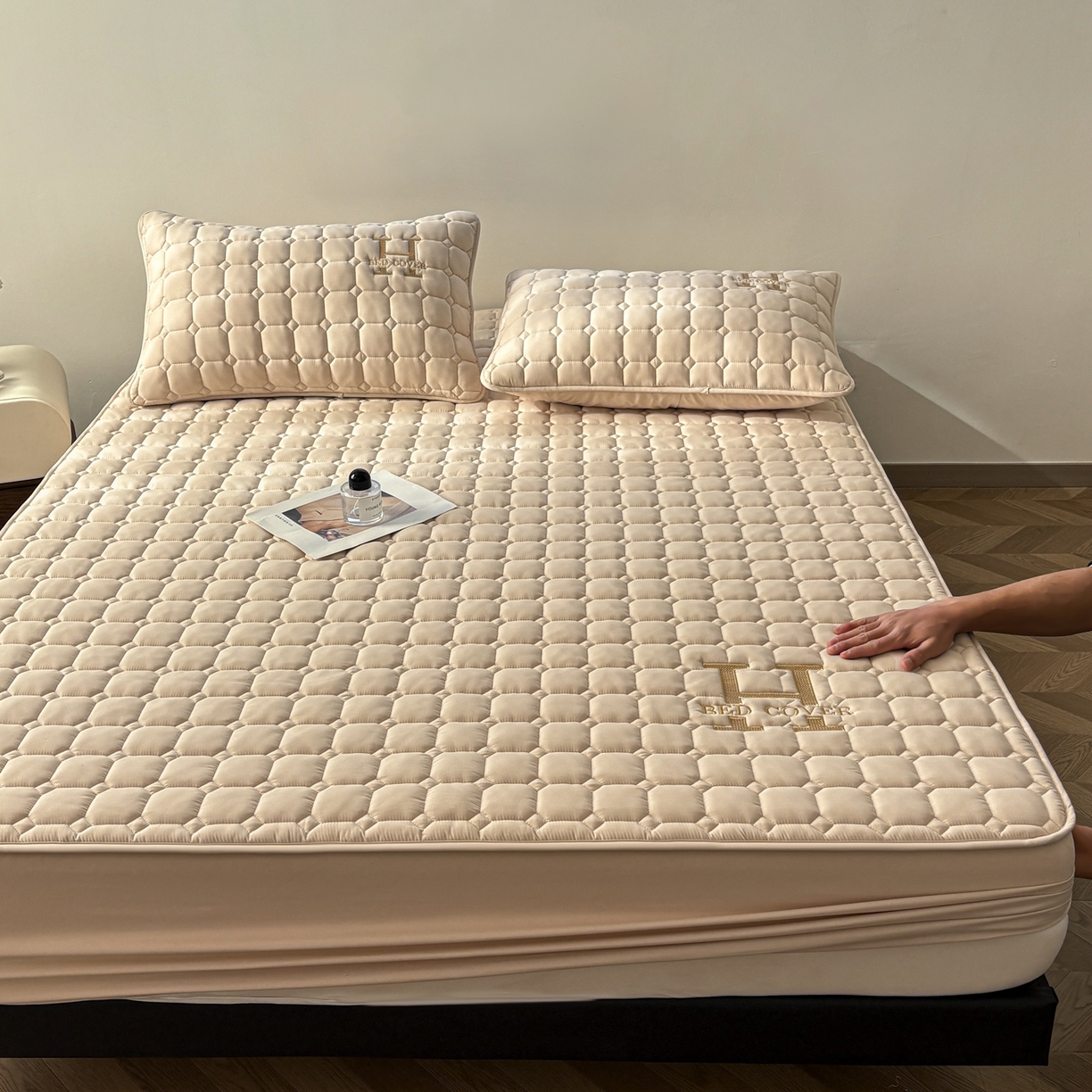 91家纺网 家纺一手货源 找家纺 居眠 2026新款H款刺绣夹棉床笠 卡其色