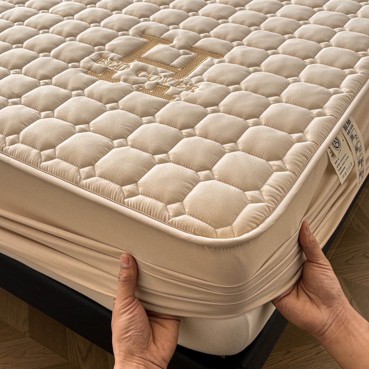 91家纺网 家纺一手货源 找家纺 居眠 2026新款H款刺绣夹棉床笠 卡其色