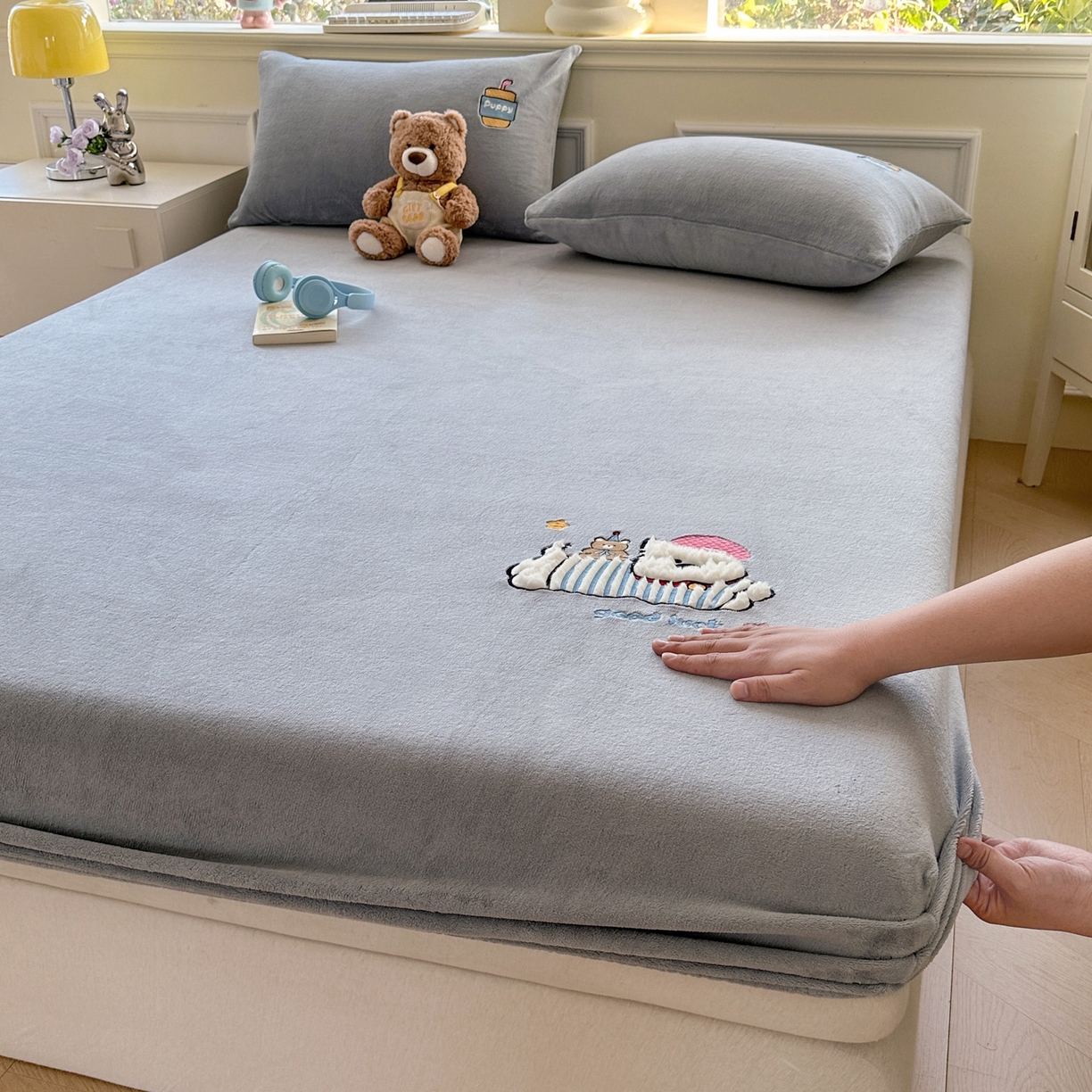 欣宜家纺 2025秋冬新款牛奶绒加厚保暖卡通贴布绣床笠三件套全包床单防滑床垫保护套-幸运萌犬 幸运萌犬灰