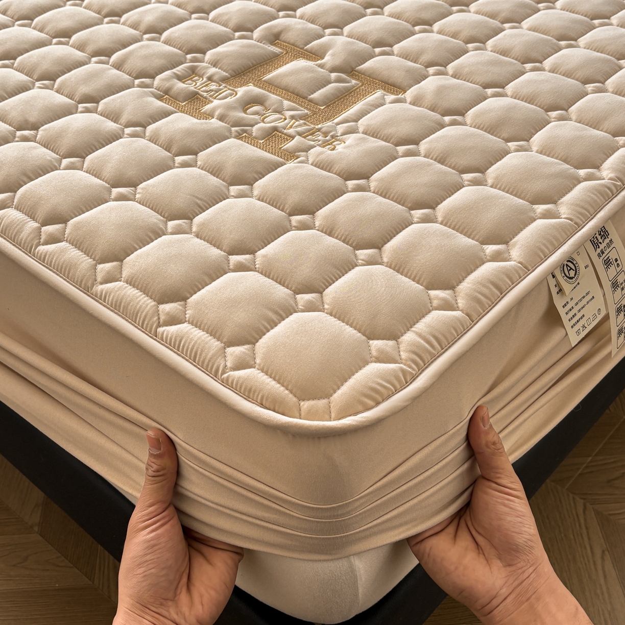 91家纺网 家纺一手货源 找家纺 居眠 2026新款H款刺绣夹棉床笠 卡其色