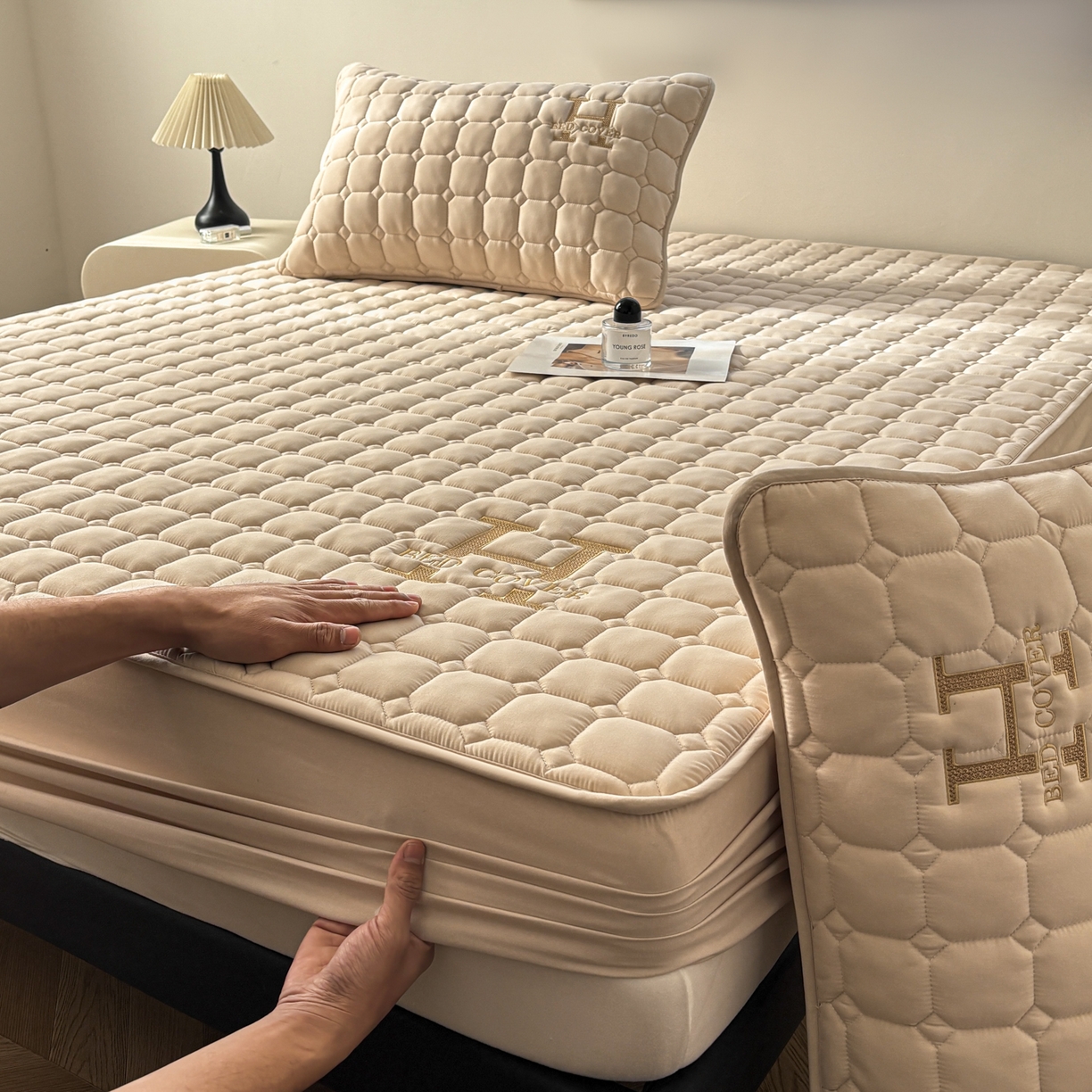 91家纺网 家纺一手货源 找家纺 居眠 2026新款H款刺绣夹棉床笠 卡其色