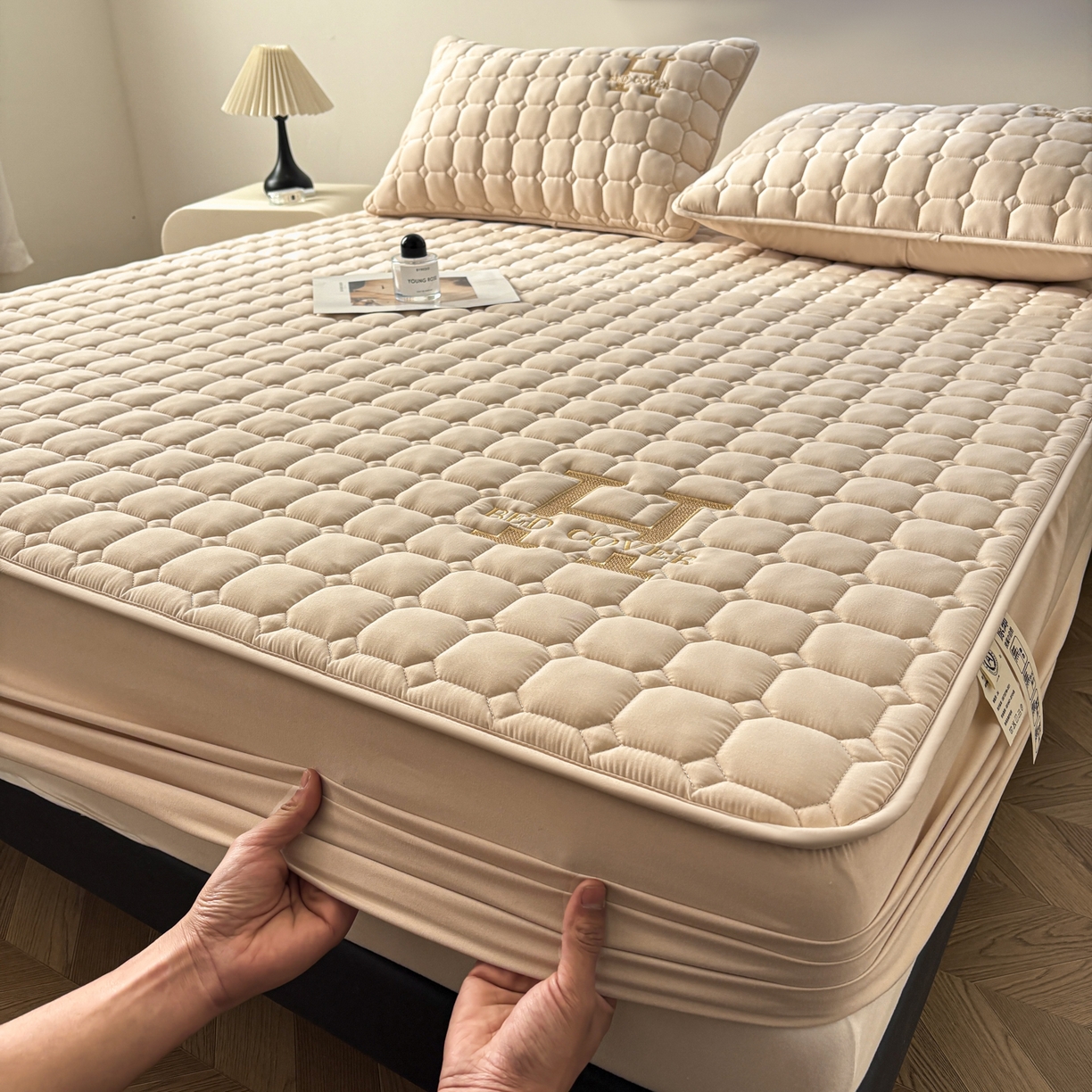 91家纺网 家纺一手货源 找家纺 居眠 2026新款H款刺绣夹棉床笠 卡其色