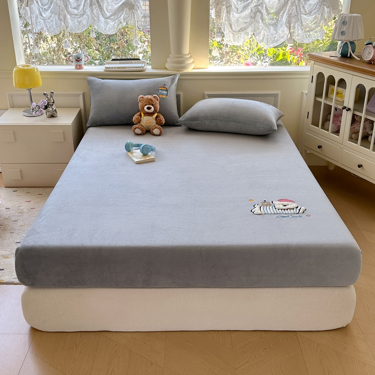 91家纺网 家纺一手货源 找家纺 欣宜家纺 2025秋冬新款牛奶绒加厚保暖卡通贴布绣床笠三件套全包床单防滑床垫保护套-幸运萌犬 幸运萌犬灰