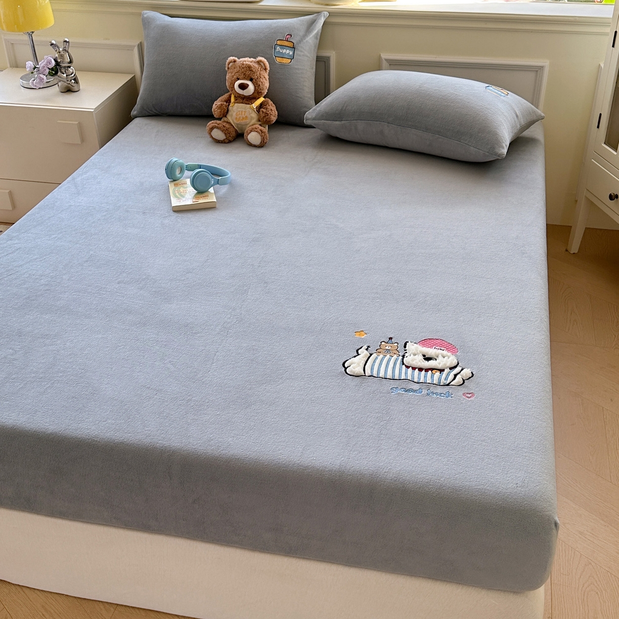 91家纺网 家纺一手货源 找家纺 欣宜家纺 2025秋冬新款牛奶绒加厚保暖卡通贴布绣床笠三件套全包床单防滑床垫保护套-幸运萌犬 幸运萌犬灰