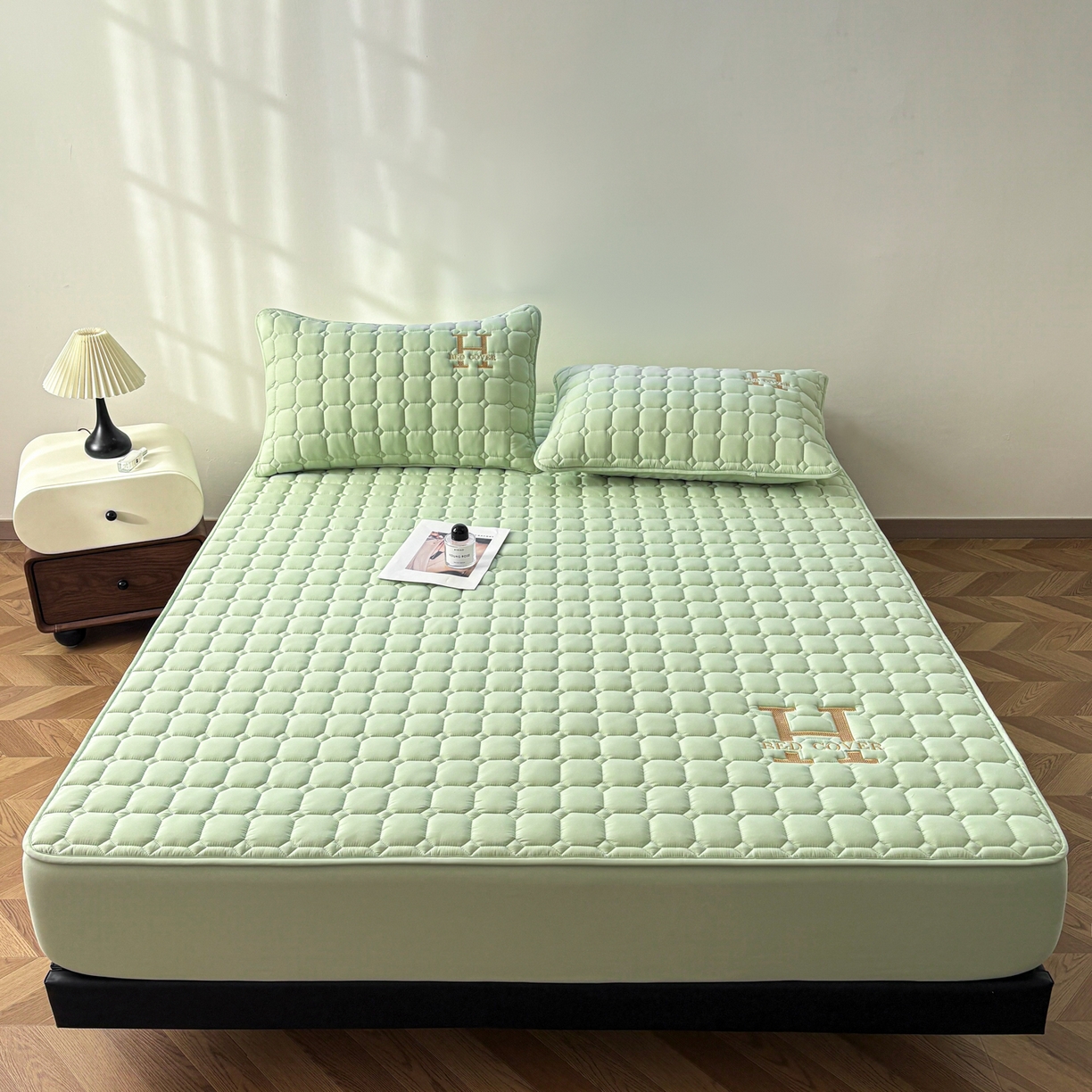 91家纺网 家纺一手货源 找家纺 居眠 2026新款H款刺绣夹棉床笠 绿色