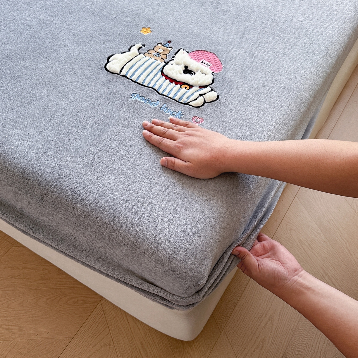 91家纺网 家纺一手货源 找家纺 欣宜家纺 2025秋冬新款牛奶绒加厚保暖卡通贴布绣床笠三件套全包床单防滑床垫保护套-幸运萌犬 幸运萌犬灰