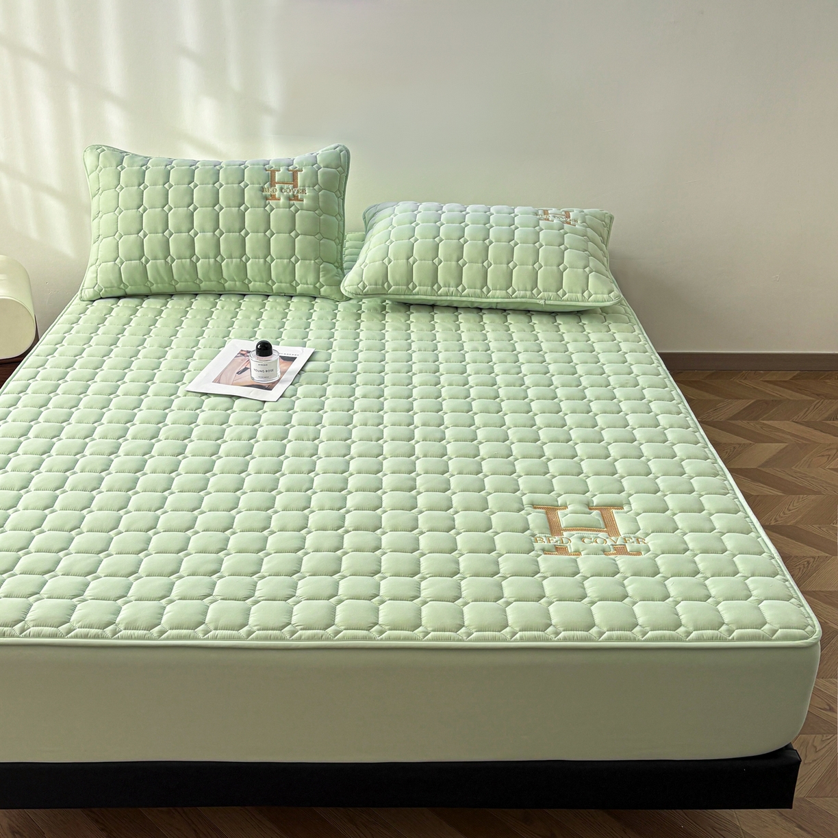 91家纺网 家纺一手货源 找家纺 居眠 2026新款H款刺绣夹棉床笠 绿色