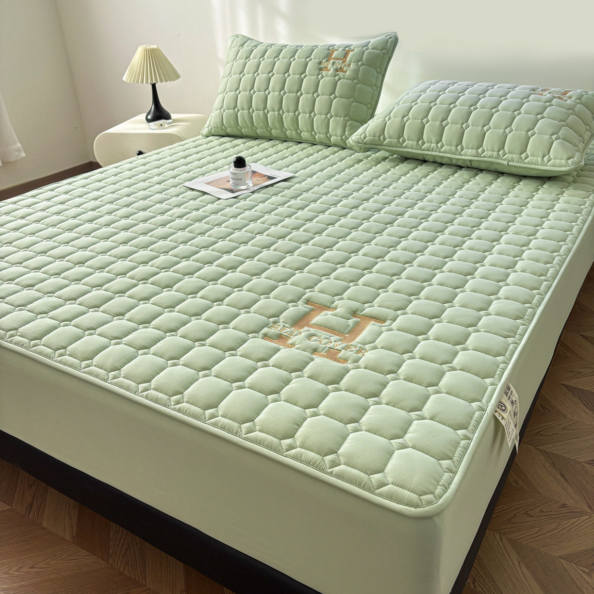 91家纺网 家纺一手货源 找家纺 居眠 2026新款H款刺绣夹棉床笠 绿色