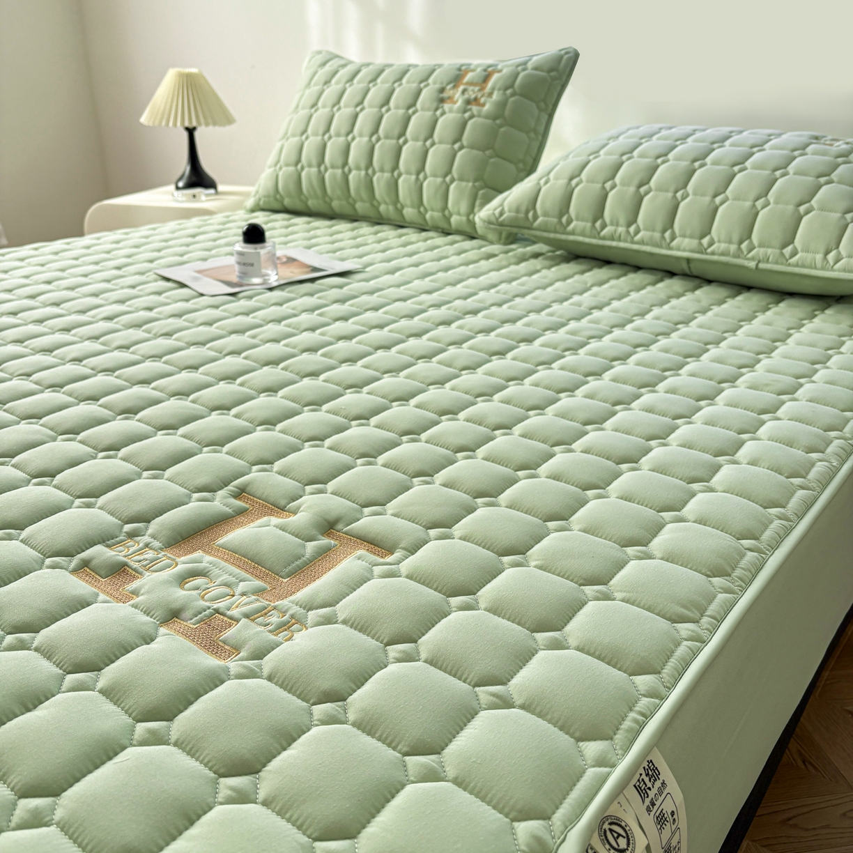 91家纺网 家纺一手货源 找家纺 居眠 2026新款H款刺绣夹棉床笠 绿色