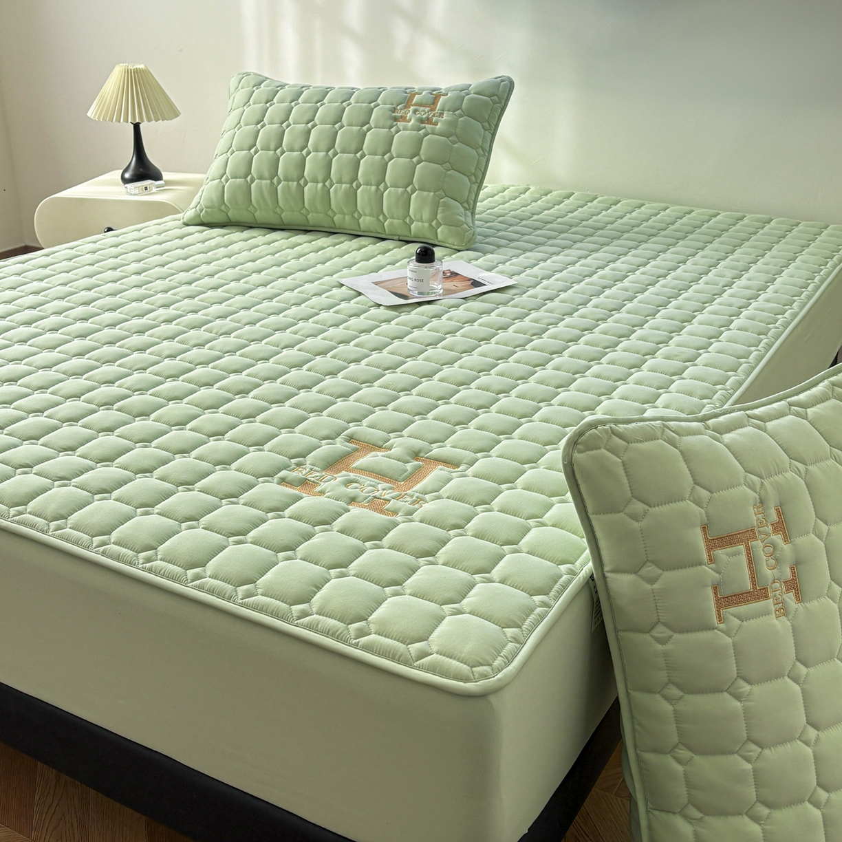 91家纺网 家纺一手货源 找家纺 居眠 2026新款H款刺绣夹棉床笠 绿色