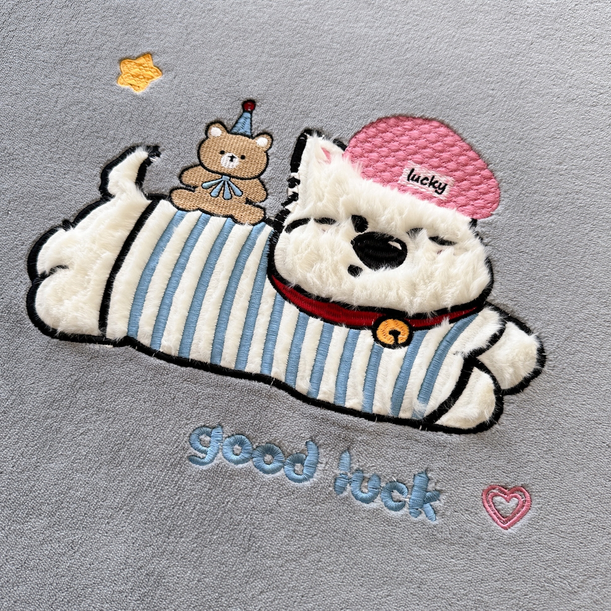 91家纺网 家纺一手货源 找家纺 欣宜家纺 2025秋冬新款牛奶绒加厚保暖卡通贴布绣床笠三件套全包床单防滑床垫保护套-幸运萌犬 幸运萌犬灰