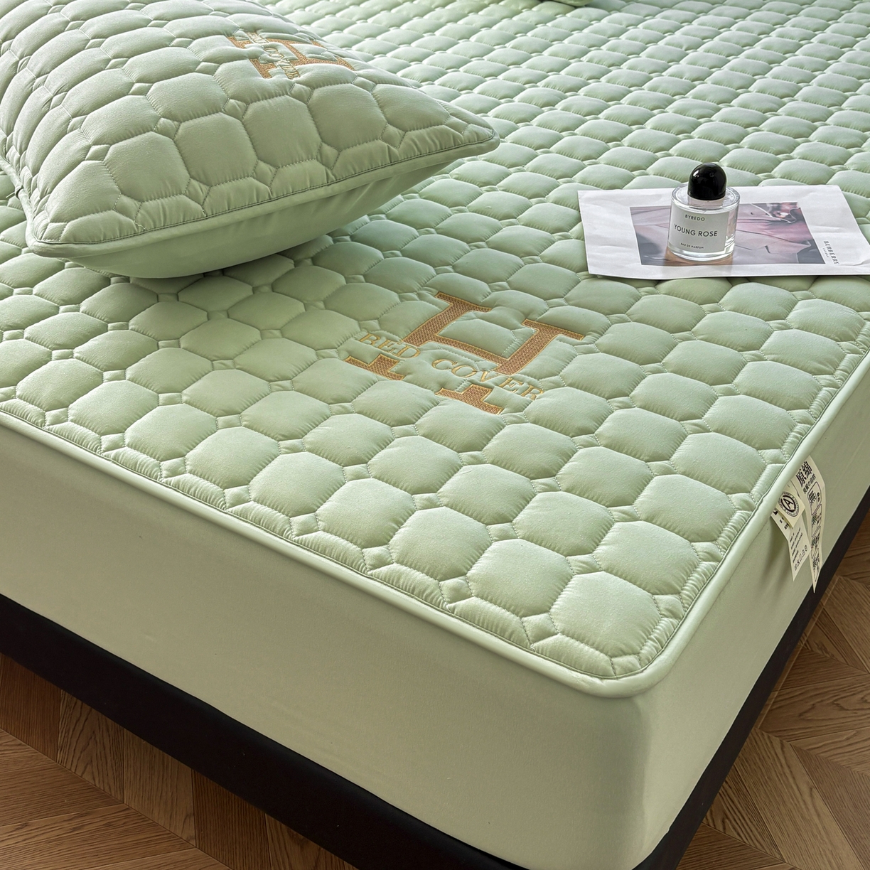 91家纺网 家纺一手货源 找家纺 居眠 2026新款H款刺绣夹棉床笠 绿色