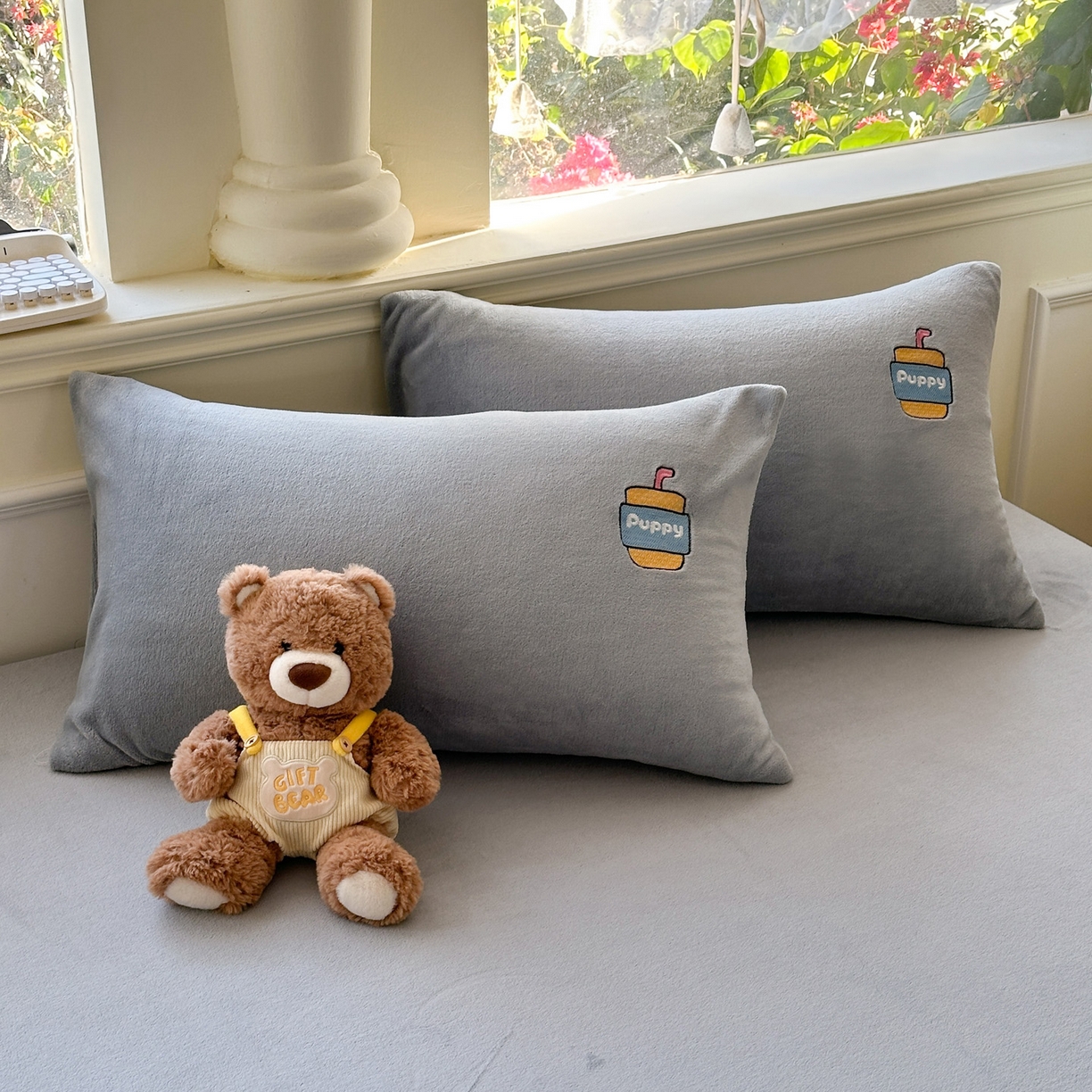 91家纺网 家纺一手货源 找家纺 欣宜家纺 2025秋冬新款牛奶绒加厚保暖卡通贴布绣床笠三件套全包床单防滑床垫保护套-幸运萌犬 幸运萌犬灰