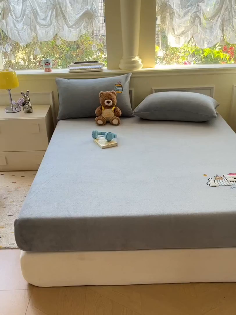 91家纺网 家纺一手货源 找家纺 欣宜家纺 2025秋冬新款牛奶绒加厚保暖卡通贴布绣床笠三件套全包床单防滑床垫保护套-幸运萌犬 幸运萌犬灰