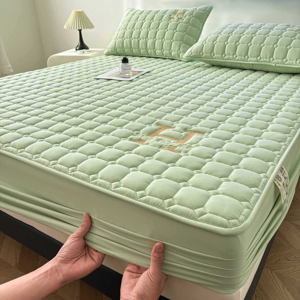 91家纺网 家纺一手货源 找家纺 居眠 2026新款H款刺绣夹棉床笠 绿色