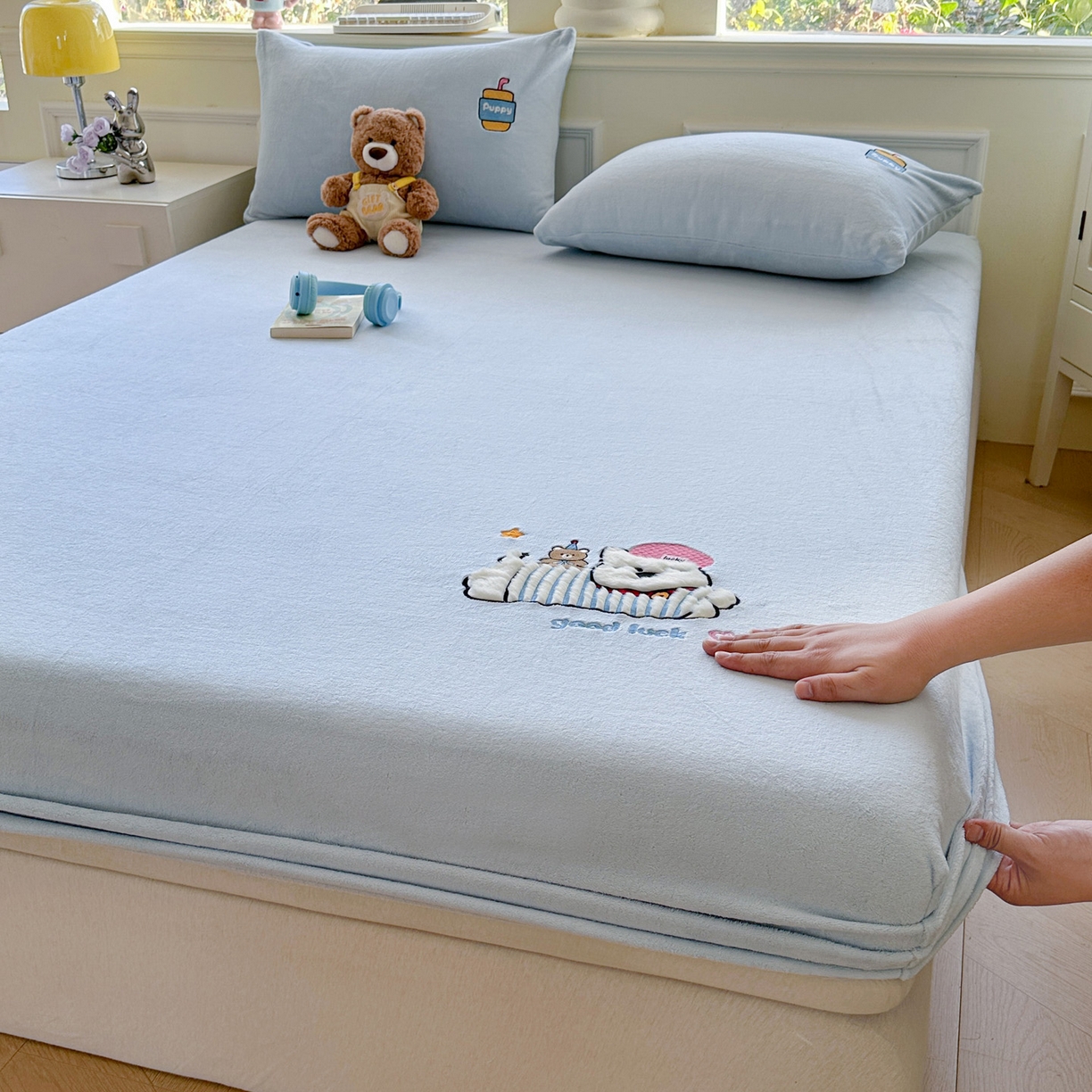 欣宜家纺 2025秋冬新款牛奶绒加厚保暖卡通贴布绣床笠三件套全包床单防滑床垫保护套-幸运萌犬 幸运萌犬蓝