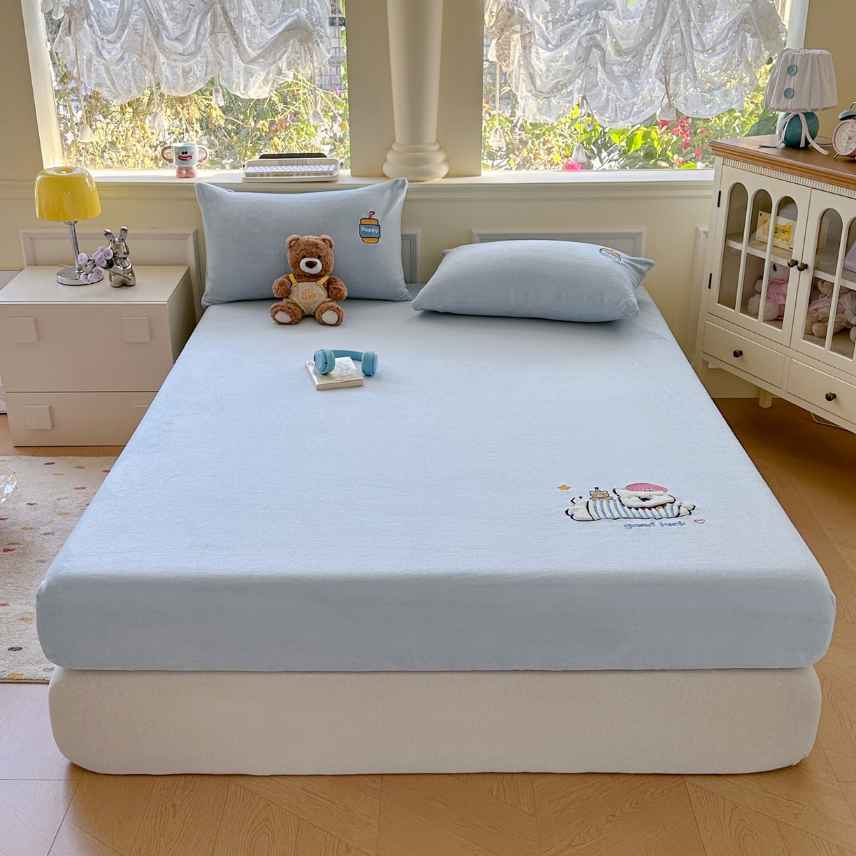 91家纺网 家纺一手货源 找家纺 欣宜家纺 2025秋冬新款牛奶绒加厚保暖卡通贴布绣床笠三件套全包床单防滑床垫保护套-幸运萌犬 幸运萌犬蓝