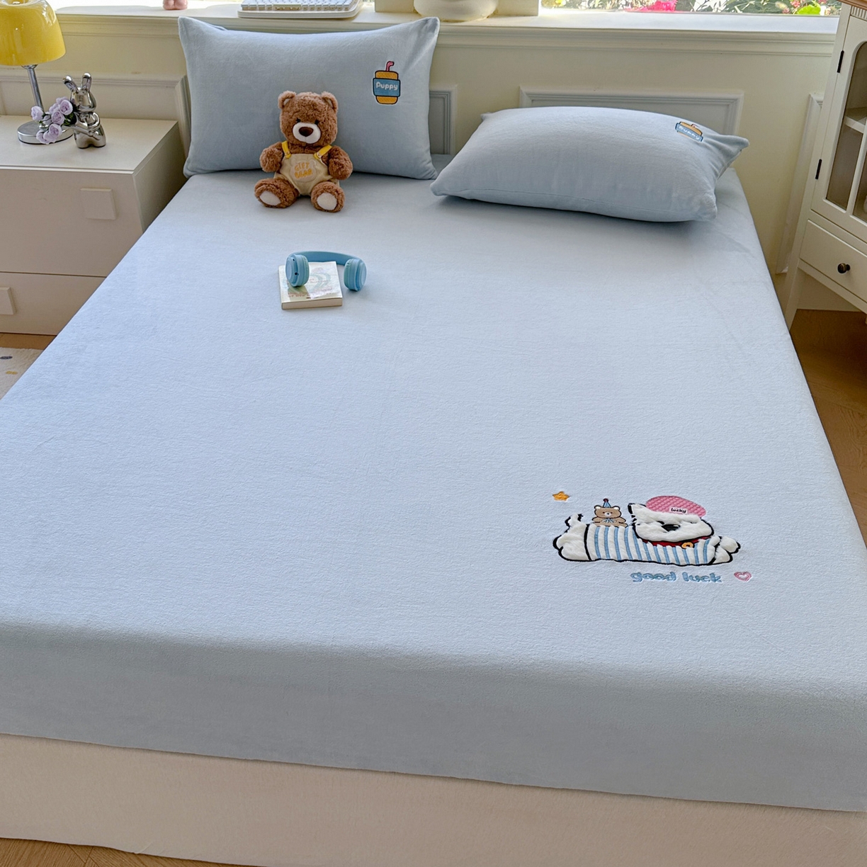 91家纺网 家纺一手货源 找家纺 欣宜家纺 2025秋冬新款牛奶绒加厚保暖卡通贴布绣床笠三件套全包床单防滑床垫保护套-幸运萌犬 幸运萌犬蓝