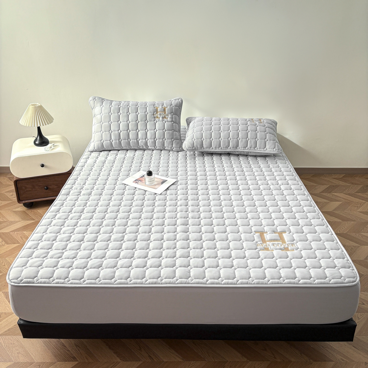 91家纺网 家纺一手货源 找家纺 居眠 2026新款H款刺绣夹棉床笠 浅灰