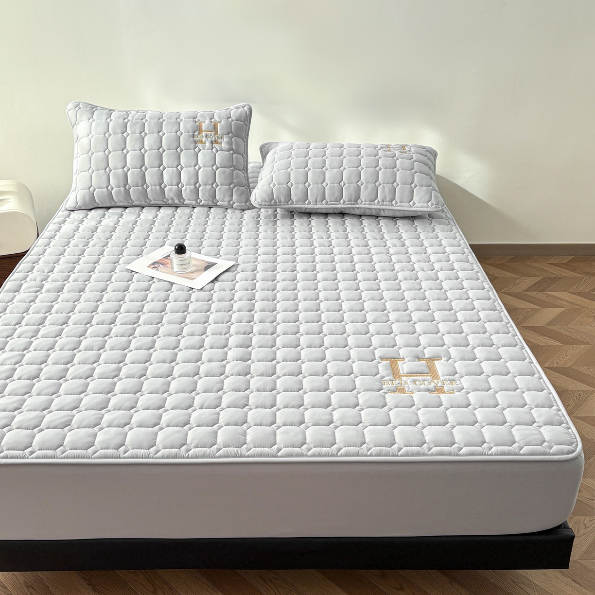 91家纺网 家纺一手货源 找家纺 居眠 2026新款H款刺绣夹棉床笠 浅灰