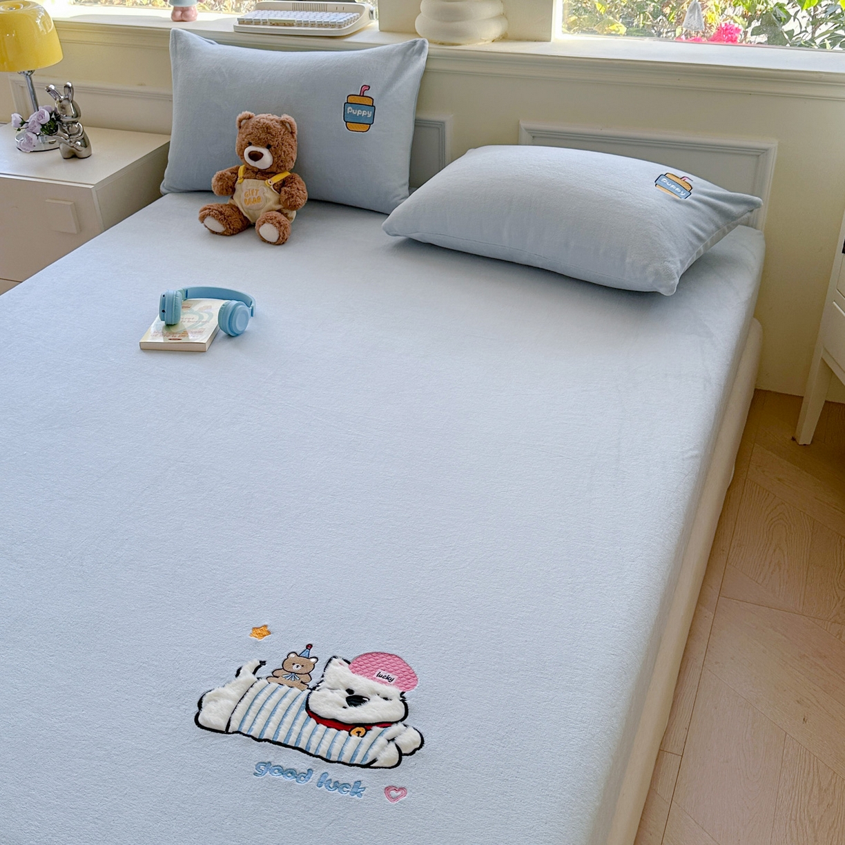 91家纺网 家纺一手货源 找家纺 欣宜家纺 2025秋冬新款牛奶绒加厚保暖卡通贴布绣床笠三件套全包床单防滑床垫保护套-幸运萌犬 幸运萌犬蓝