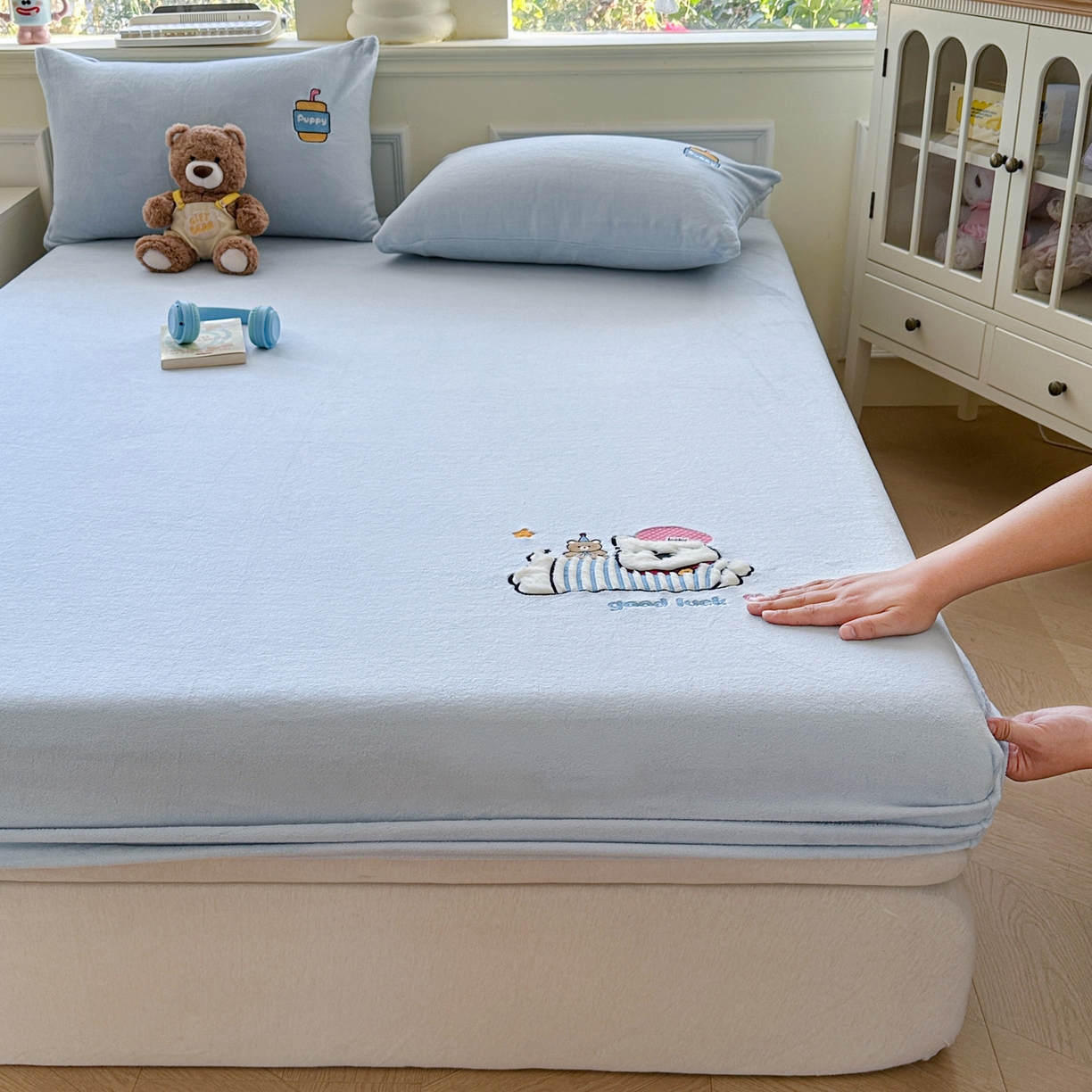 91家纺网 家纺一手货源 找家纺 欣宜家纺 2025秋冬新款牛奶绒加厚保暖卡通贴布绣床笠三件套全包床单防滑床垫保护套-幸运萌犬 幸运萌犬蓝