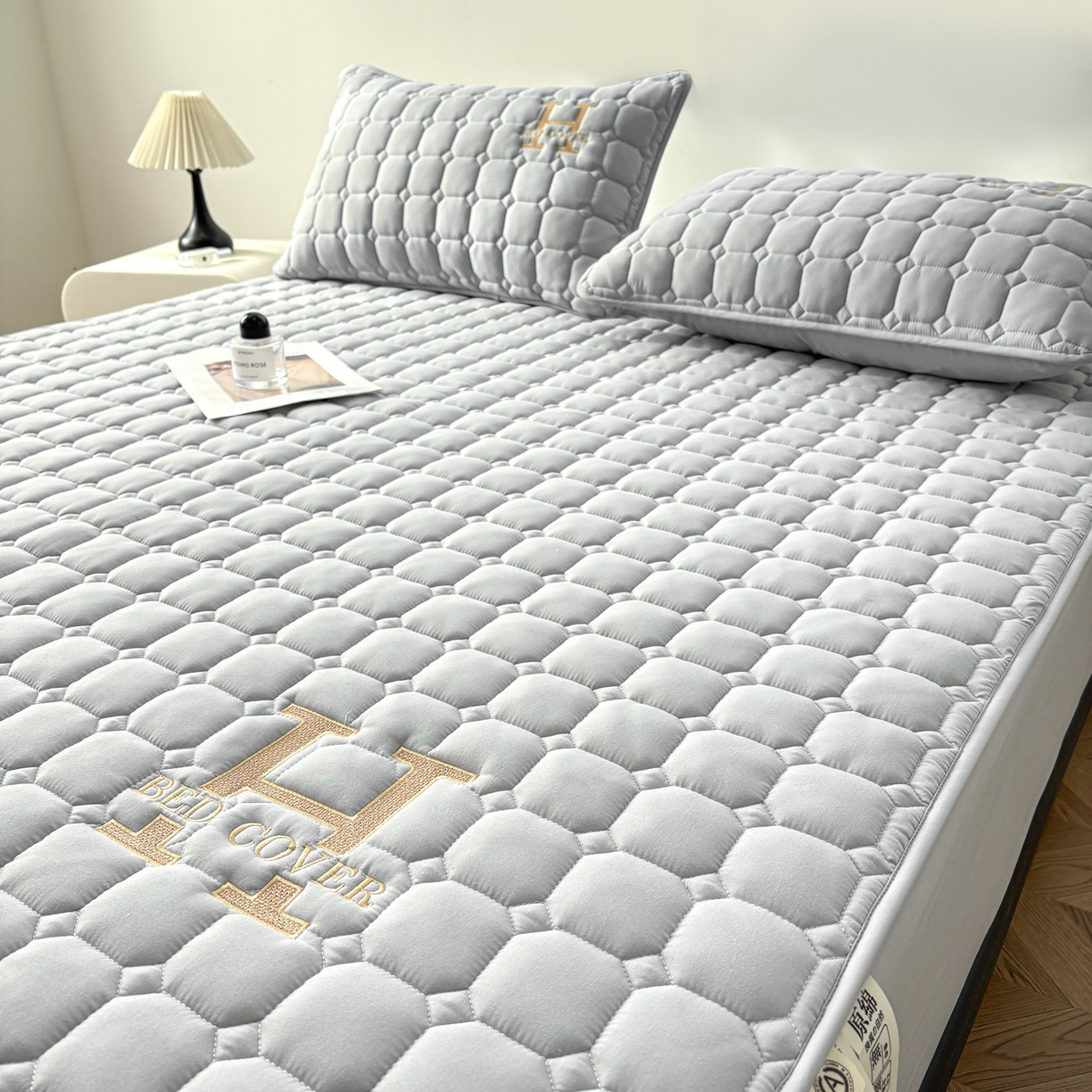 91家纺网 家纺一手货源 找家纺 居眠 2026新款H款刺绣夹棉床笠 浅灰