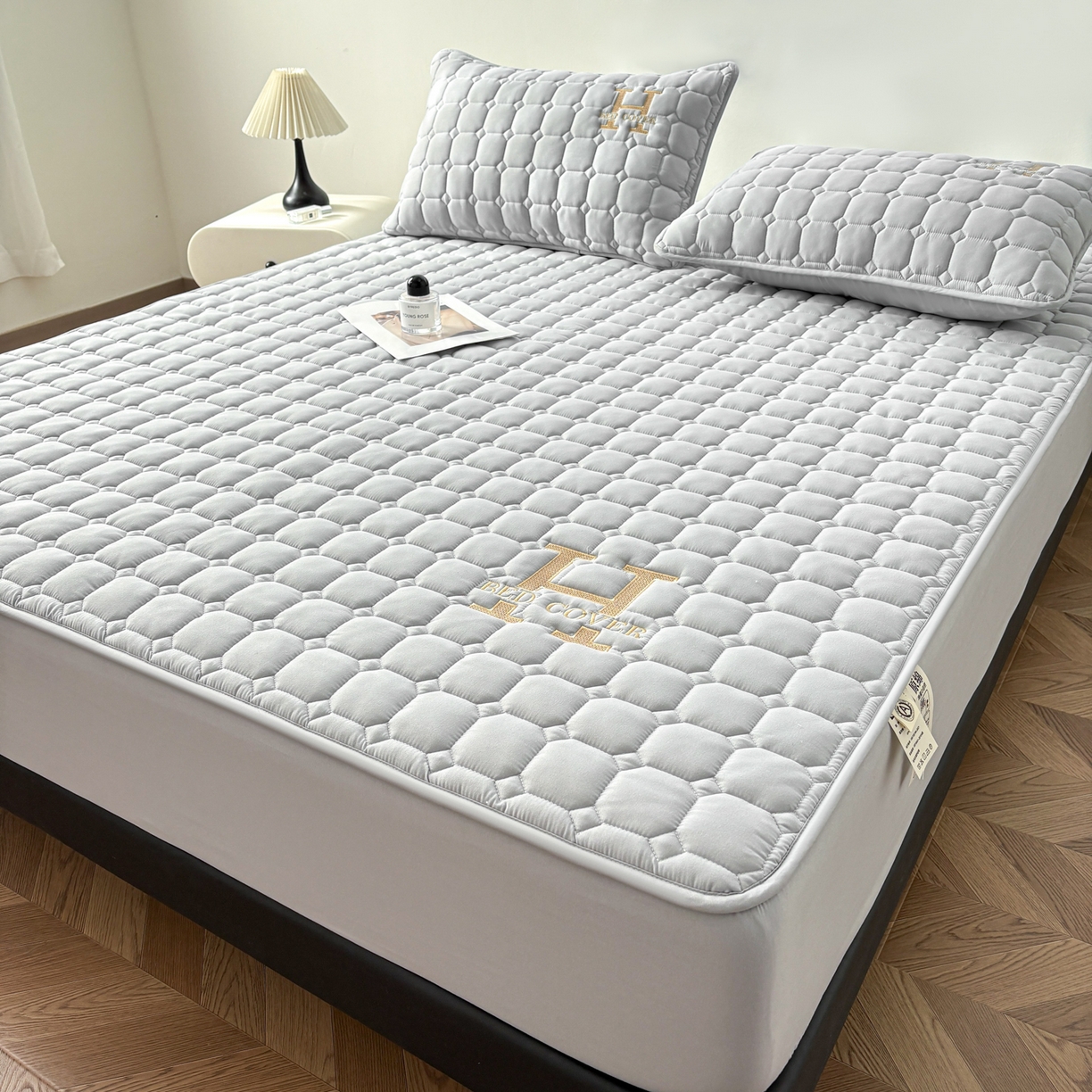 91家纺网 家纺一手货源 找家纺 居眠 2026新款H款刺绣夹棉床笠 浅灰