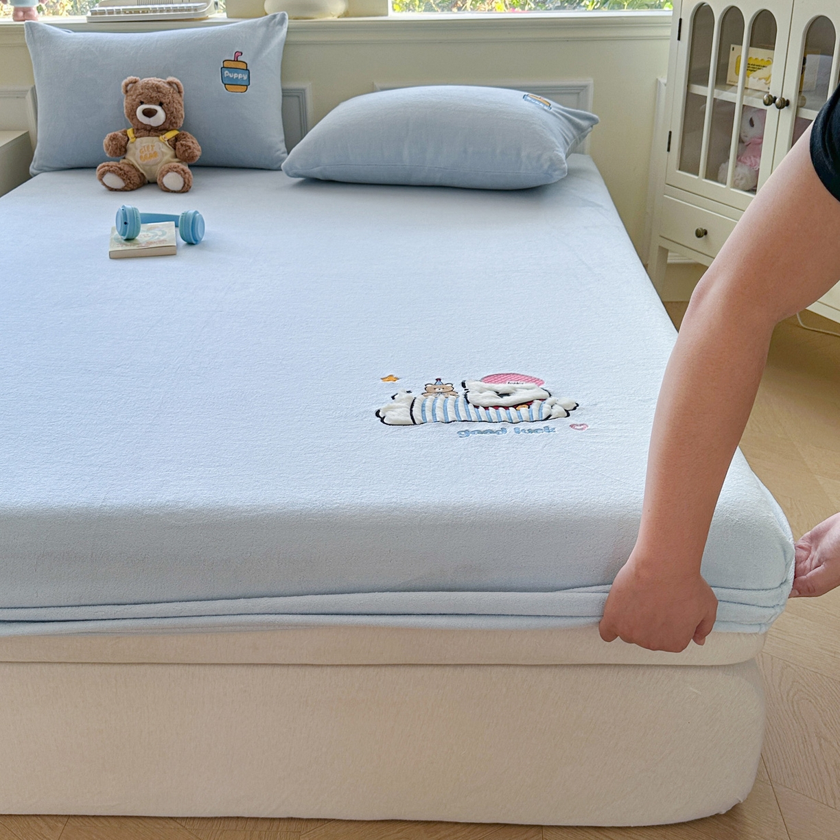 91家纺网 家纺一手货源 找家纺 欣宜家纺 2025秋冬新款牛奶绒加厚保暖卡通贴布绣床笠三件套全包床单防滑床垫保护套-幸运萌犬 幸运萌犬蓝