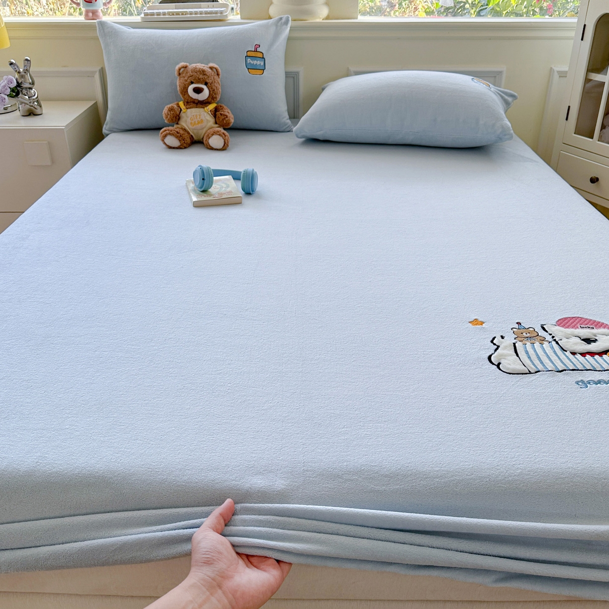 91家纺网 家纺一手货源 找家纺 欣宜家纺 2025秋冬新款牛奶绒加厚保暖卡通贴布绣床笠三件套全包床单防滑床垫保护套-幸运萌犬 幸运萌犬蓝