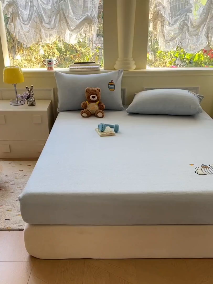 91家纺网 家纺一手货源 找家纺 欣宜家纺 2025秋冬新款牛奶绒加厚保暖卡通贴布绣床笠三件套全包床单防滑床垫保护套-幸运萌犬 幸运萌犬蓝