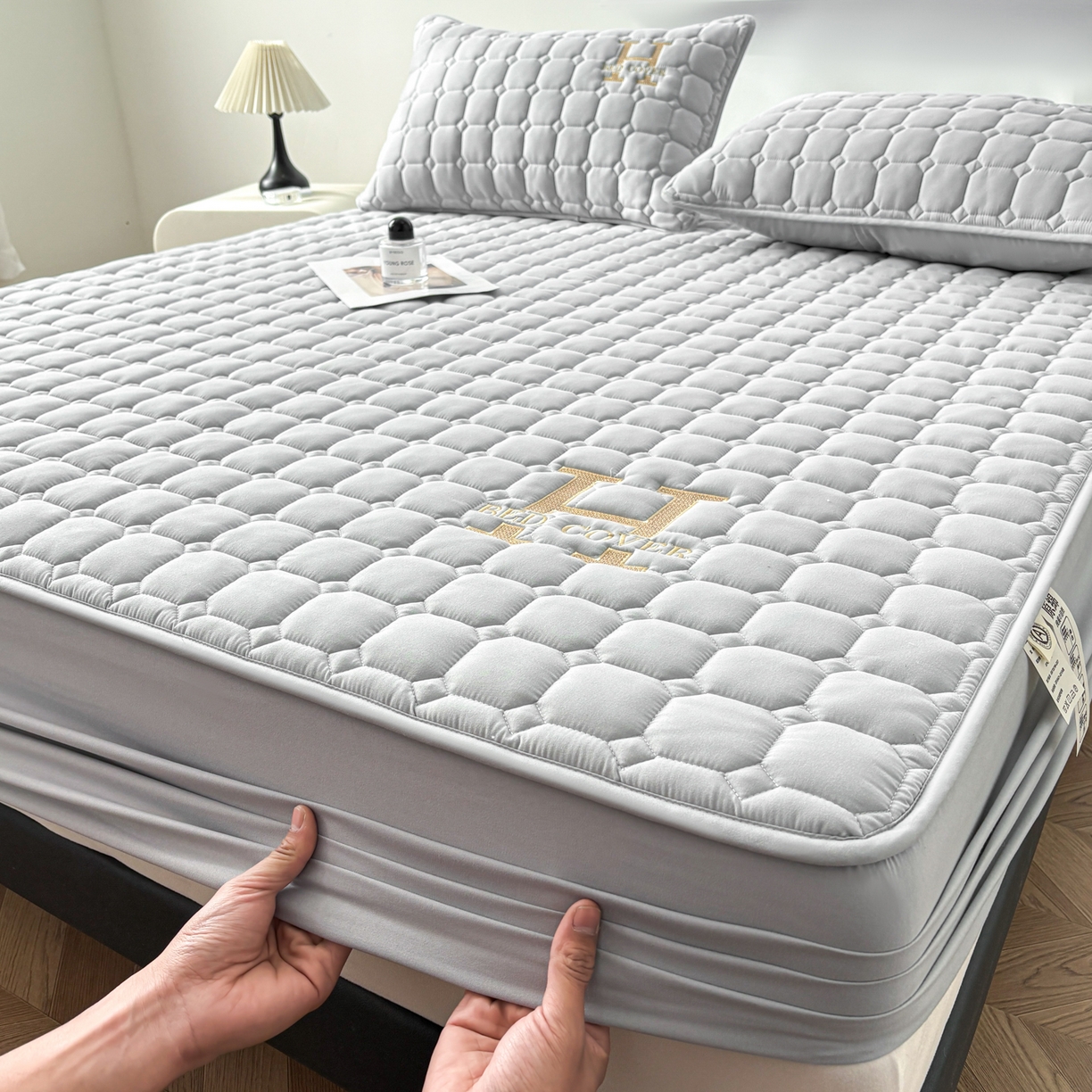 91家纺网 家纺一手货源 找家纺 居眠 2026新款H款刺绣夹棉床笠 浅灰