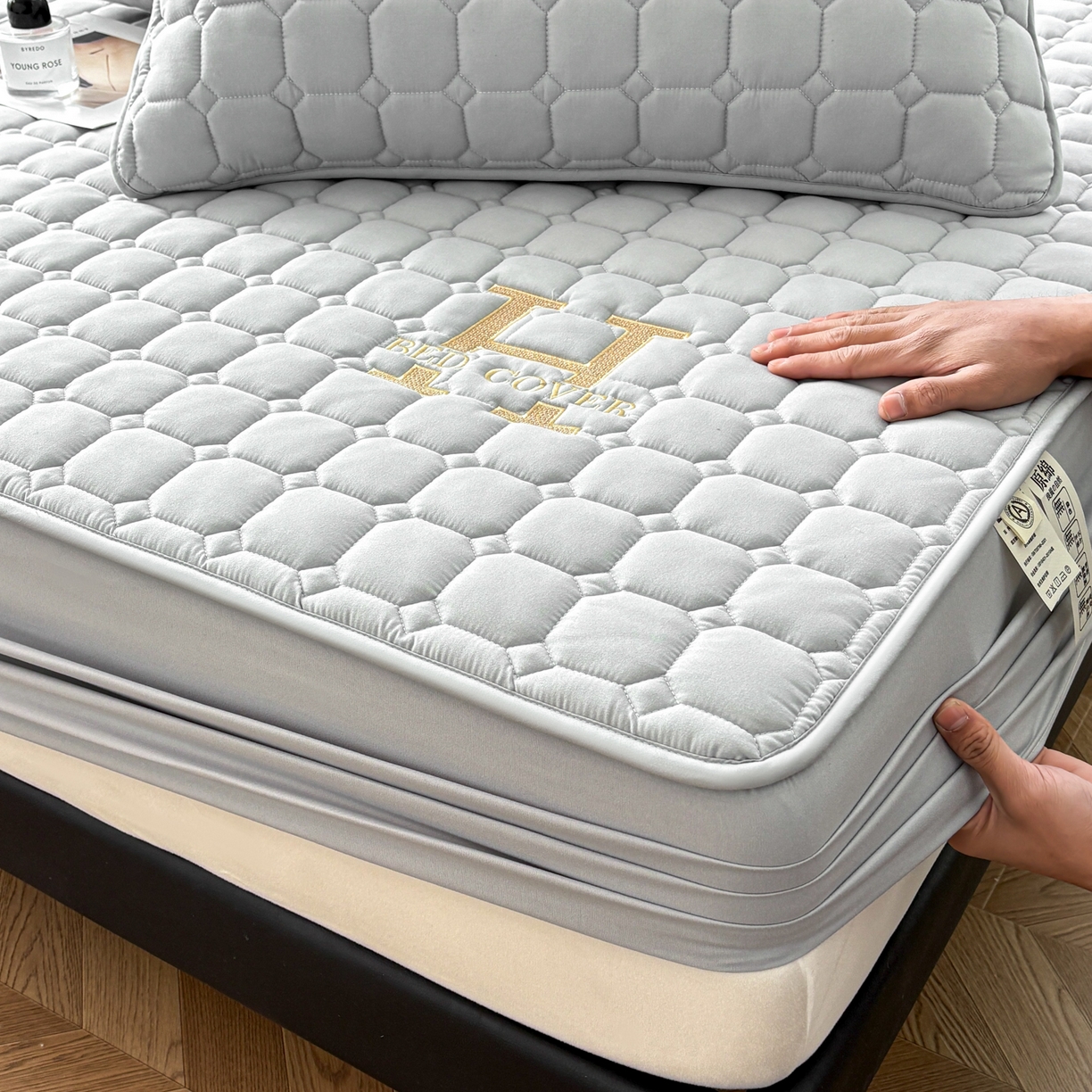 91家纺网 家纺一手货源 找家纺 居眠 2026新款H款刺绣夹棉床笠 浅灰