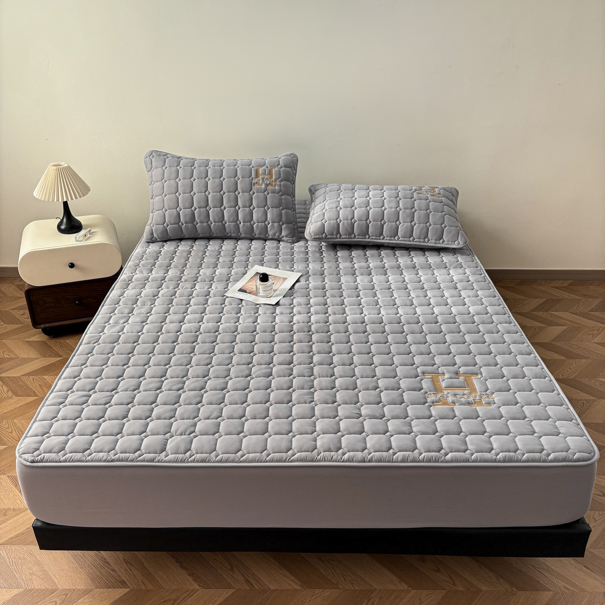 91家纺网 家纺一手货源 找家纺 居眠 2026新款H款刺绣夹棉床笠 深灰