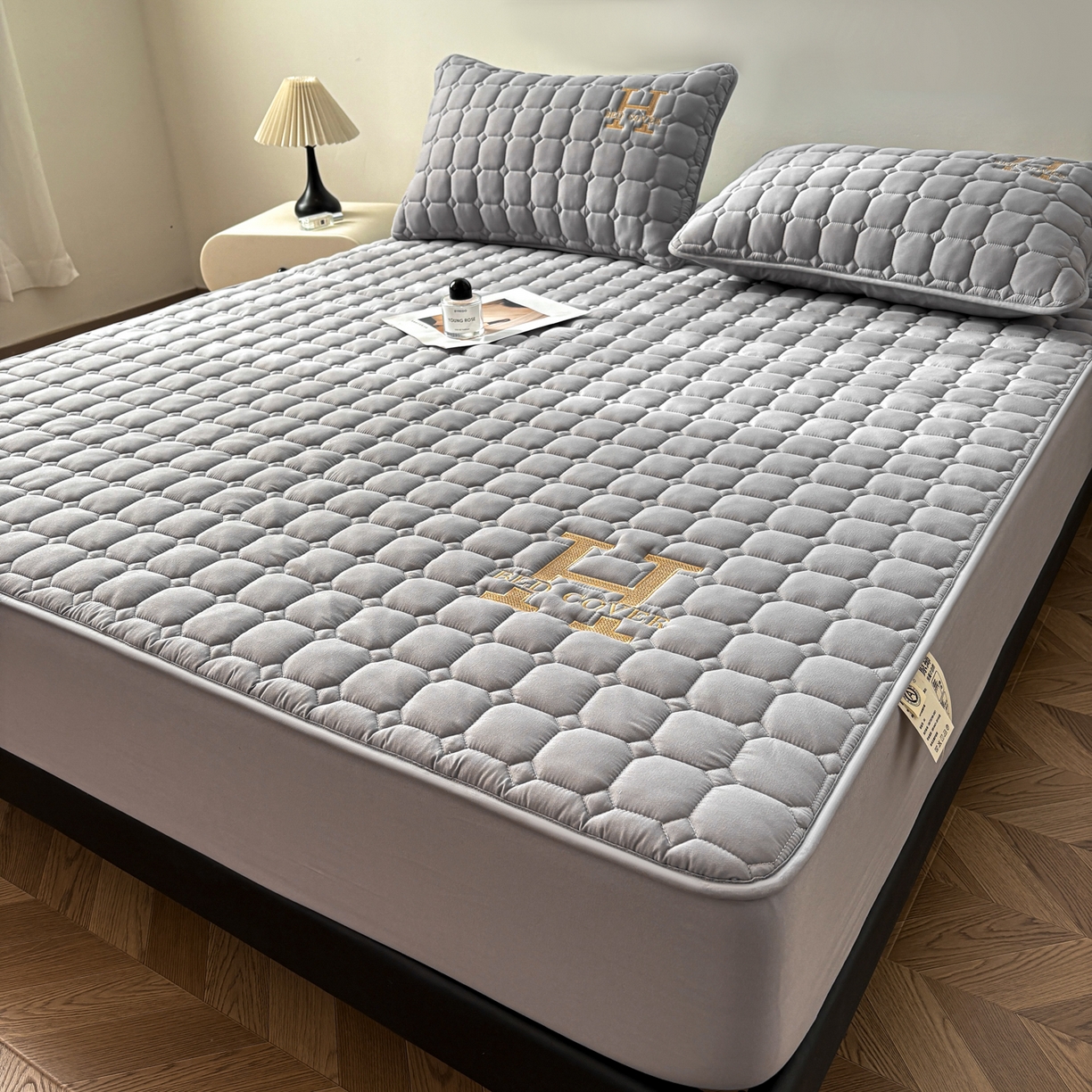 91家纺网 家纺一手货源 找家纺 居眠 2026新款H款刺绣夹棉床笠 深灰