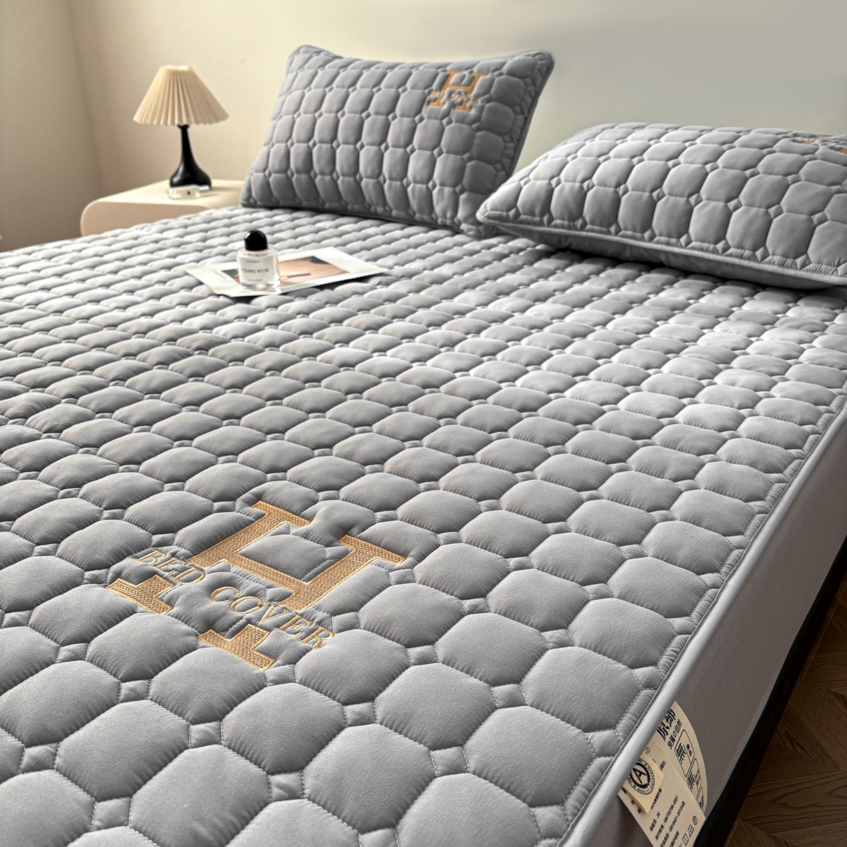 91家纺网 家纺一手货源 找家纺 居眠 2026新款H款刺绣夹棉床笠 深灰