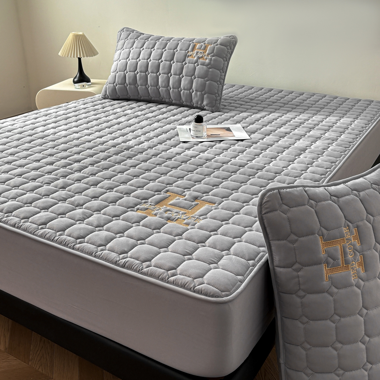 91家纺网 家纺一手货源 找家纺 居眠 2026新款H款刺绣夹棉床笠 深灰