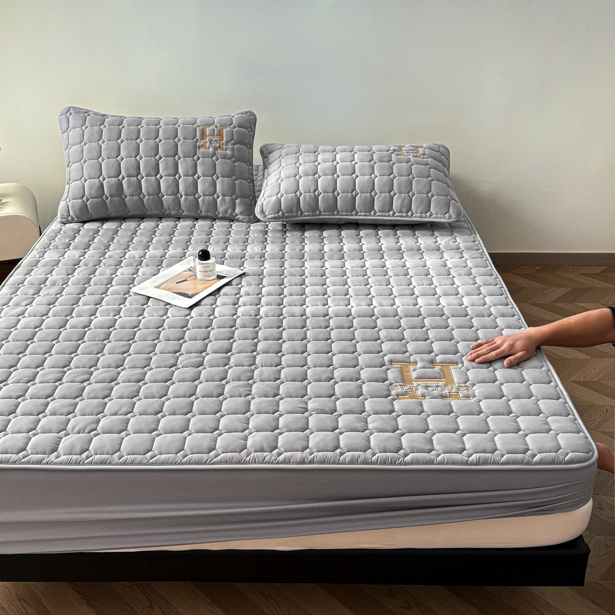 91家纺网 家纺一手货源 找家纺 居眠 2026新款H款刺绣夹棉床笠 深灰