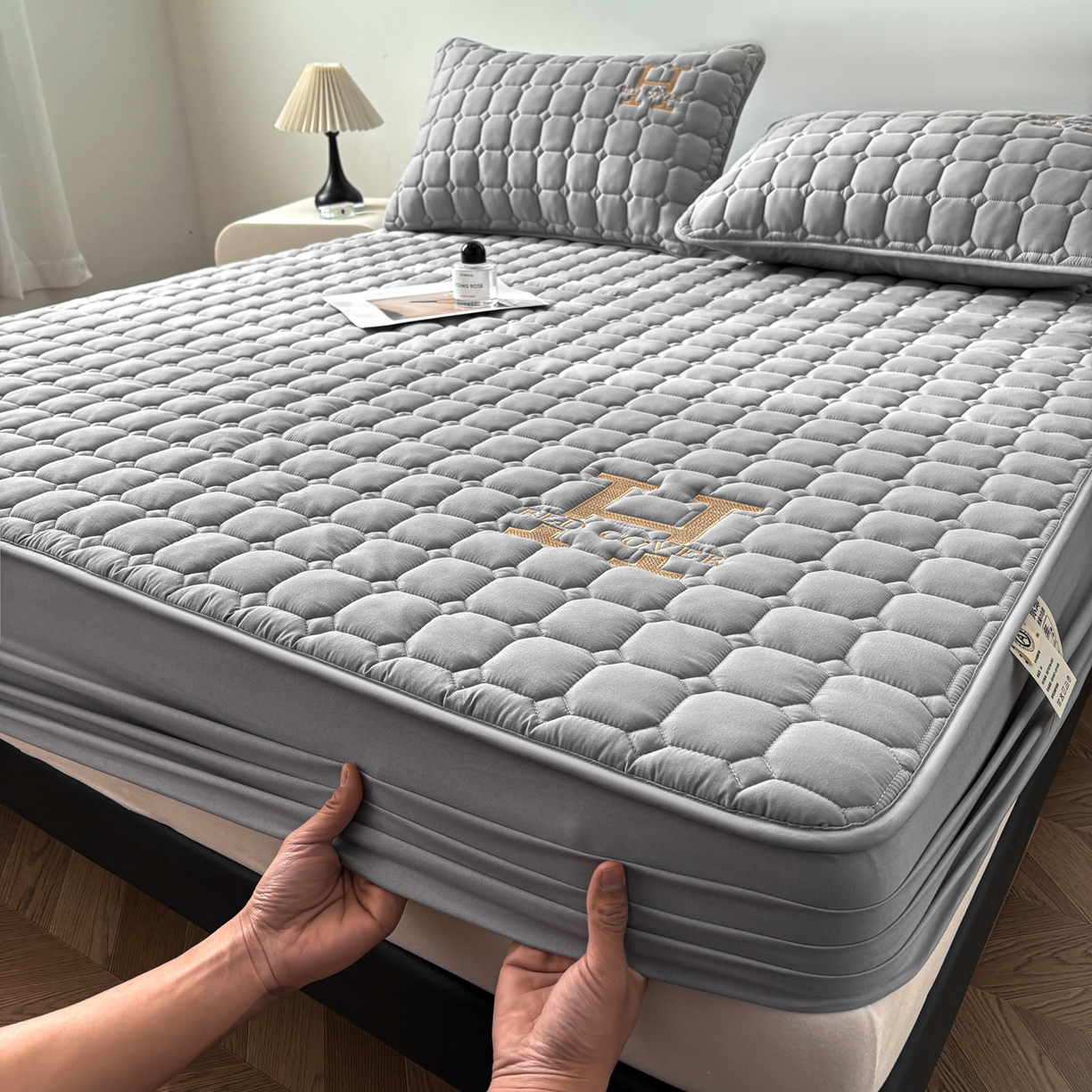 91家纺网 家纺一手货源 找家纺 居眠 2026新款H款刺绣夹棉床笠 深灰