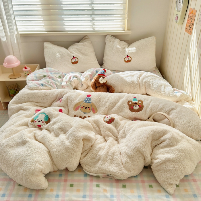 91家纺网 家纺一手货源 找家纺 欣宜家纺 2025新款ins风200克羊羔绒毛巾绣牛奶绒四件套加厚保暖床单被套宿舍三件套 小熊乐园