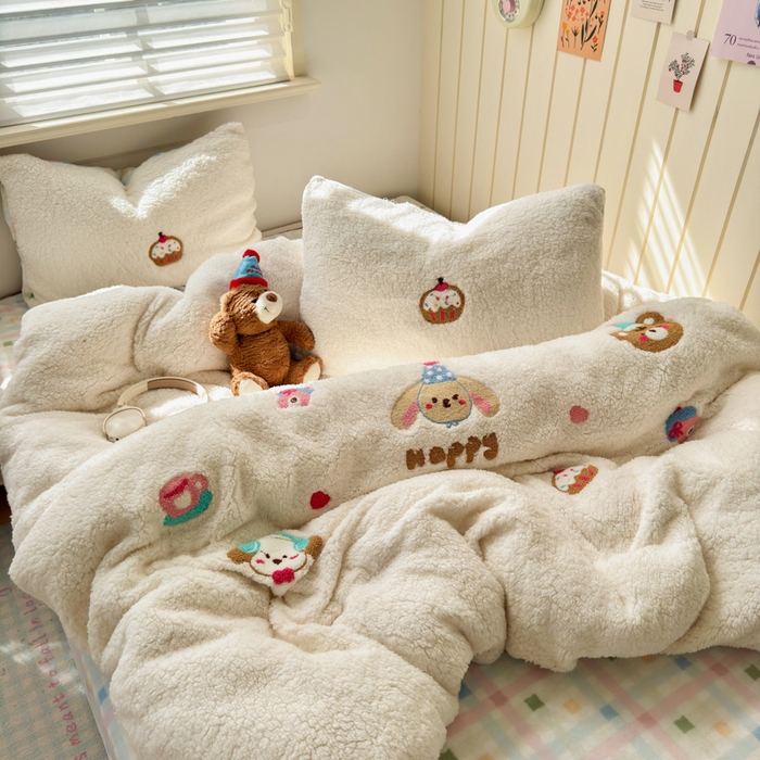 91家纺网 家纺一手货源 找家纺 欣宜家纺 2025新款ins风200克羊羔绒毛巾绣牛奶绒四件套加厚保暖床单被套宿舍三件套 小熊乐园