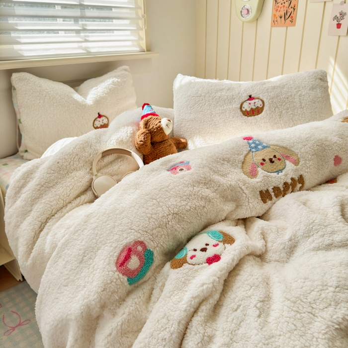 91家纺网 家纺一手货源 找家纺 欣宜家纺 2025新款ins风200克羊羔绒毛巾绣牛奶绒四件套加厚保暖床单被套宿舍三件套 小熊乐园