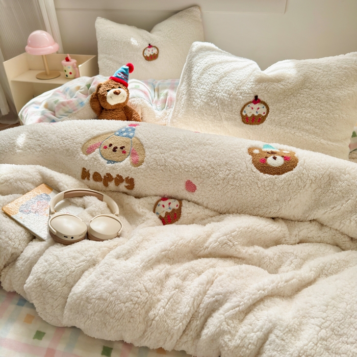 91家纺网 家纺一手货源 找家纺 欣宜家纺 2025新款ins风200克羊羔绒毛巾绣牛奶绒四件套加厚保暖床单被套宿舍三件套 小熊乐园